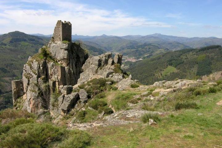 Château de Rochebonne dominant la vallée de l’Eyrieux